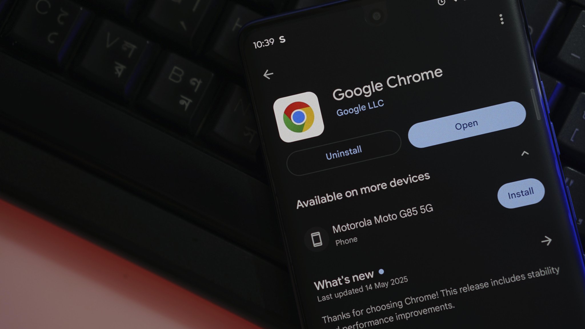 ARCHIV (19.05.2025): Bildschirm der Google Chrome App auf dem Smartphone über der Tastatur | Bild: picture alliance / imageBROKER | Md Mamun Miah ARCHIV (19.05.2025): Bildschirm der Google Chrome App auf dem Smartphone über der Tastatur