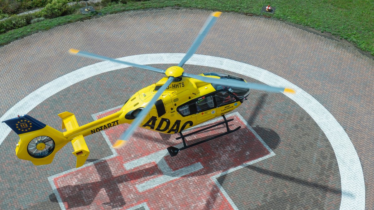 ADAC Hubschrauber mit Notarzt kurz vor dem Aufsetzen auf dem Landeplatz