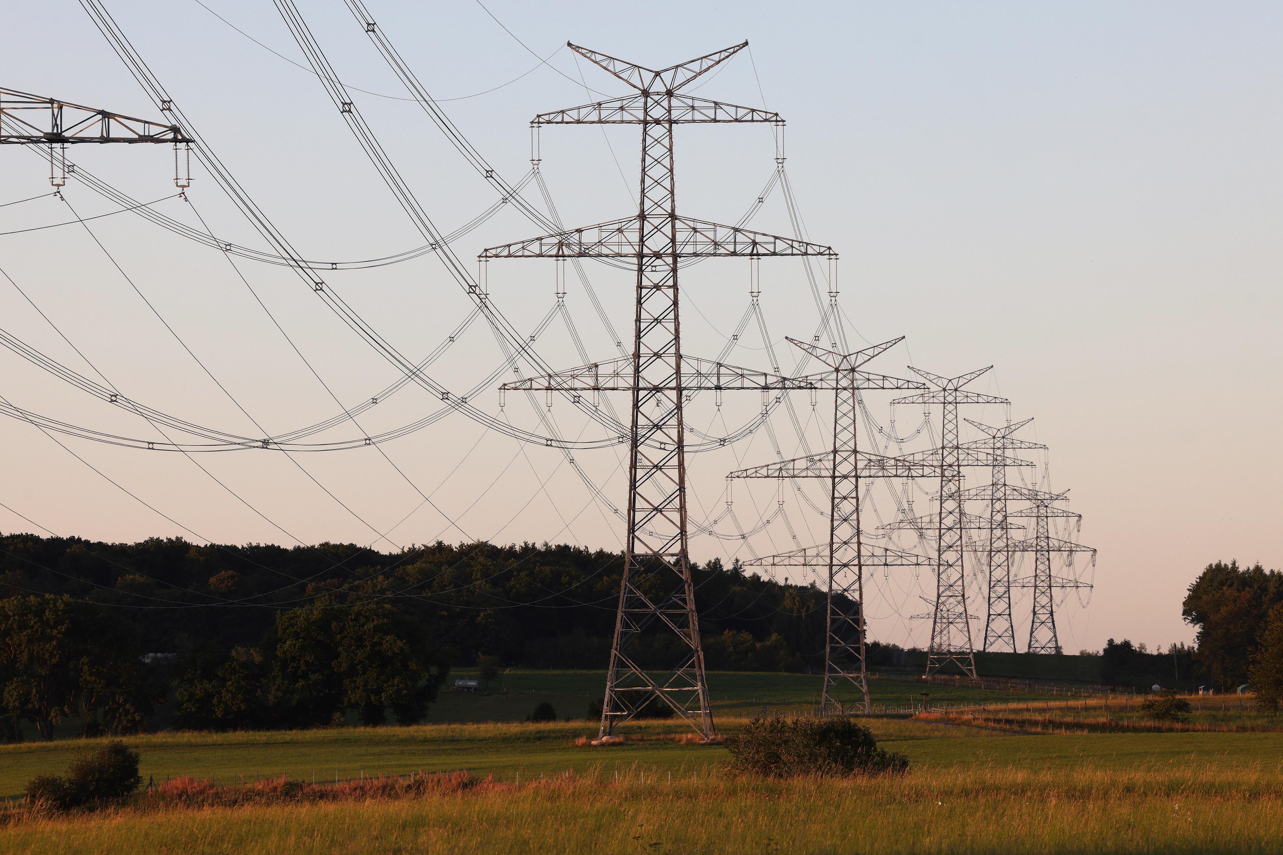 Strommasten auf dem Land am Morgen