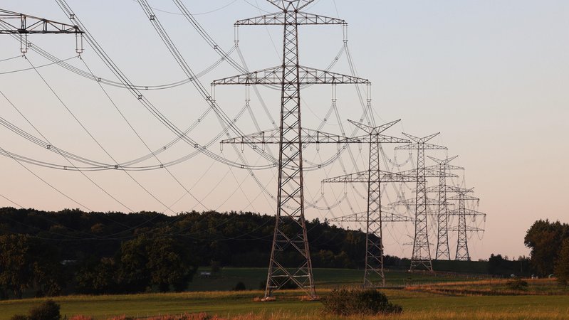 Strommasten auf dem Land am Morgen | Bild: picture alliance / Rene Traut Fotografie | Rene Traut Strommasten auf dem Land am Morgen
