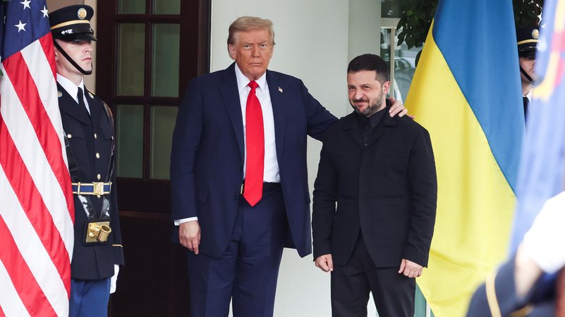 US-Präsident Trump begrüßt den ukrainischen Präsidenten Selenkskyj im Weißen Haus. | Bild: picture alliance / Sipa USA | Sipa USA US-Präsident Trump begrüßt den ukrainischen Präsidenten Selenkskyj im Weißen Haus.