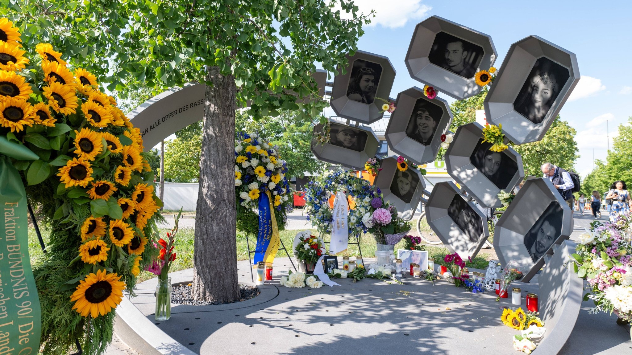Das Denkmal "Für Euch" zum Gedenken an die Opfer des Anschlags am OEZ in München | Bild: picture alliance / SZ Photo | Catherina Hess Das Denkmal "Für Euch" zum Gedenken an die Opfer des Anschlags am OEZ in München