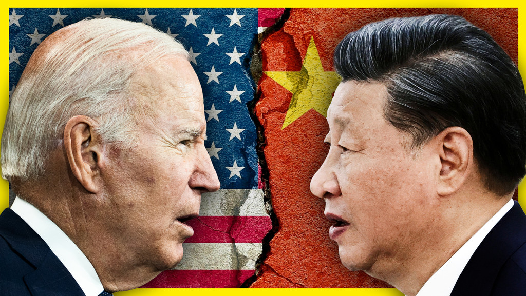 Zwei ältere Herren im Profil, die sich anschauen, der Linke ist US-Präsident Joe Biden, der Rechte ist Chinas-Machthaber Xi Jinping, hinter ihnen jeweils die Flagge der USA bzw. Chinas.