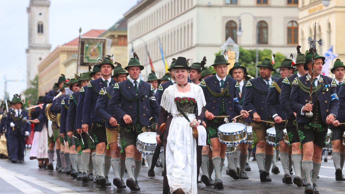 Bei dem Trachten- und Schützenzug zum Oktoberfest ziehen bayerische Trachtler beim Umzug durch die Innenstadt.