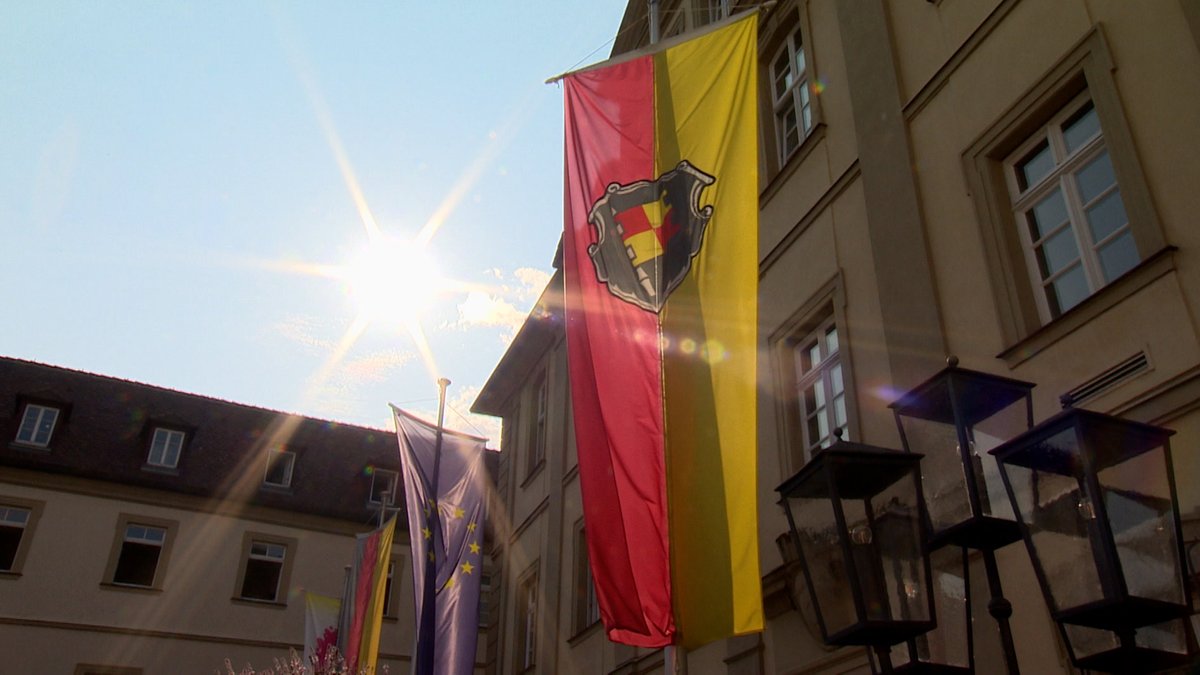 Sonne und Fahnen vor dem Würzburger Rathaus