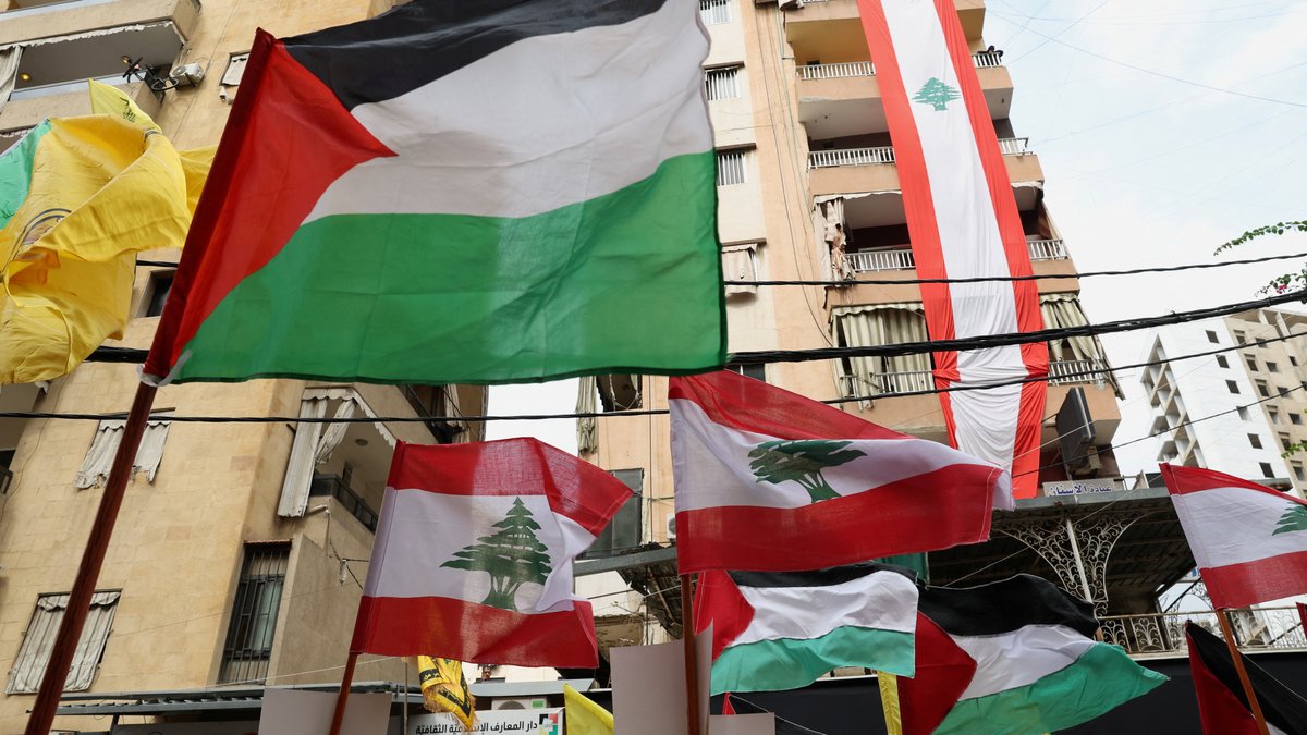 Flaggen während einer Pro-Palästina-Kundgebung in den südlichen Vororten von Beirut am 8. Oktober 2023. 
