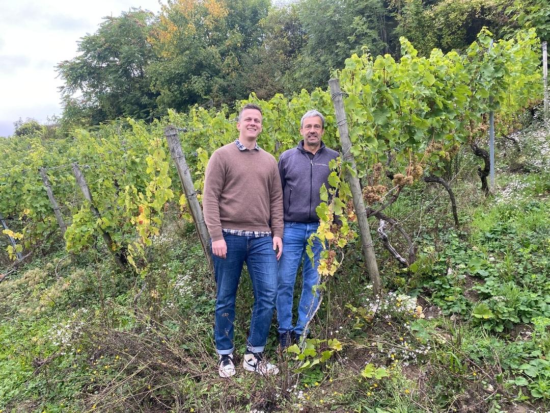 Vater Jürgen Dahms ist der letzte Winzer in Schweinfurt, sein Sohn Luca Dahms vermarktet alkoholfreien Wein.