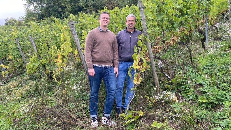 Vater Jürgen Dahms ist der letzte Winzer in Schweinfurt, sein Sohn Luca Dahms vermarktet alkoholfreien Wein. | Bild: BR/Cornelia Benne Vater Jürgen Dahms ist der letzte Winzer in Schweinfurt, sein Sohn Luca Dahms vermarktet alkoholfreien Wein.