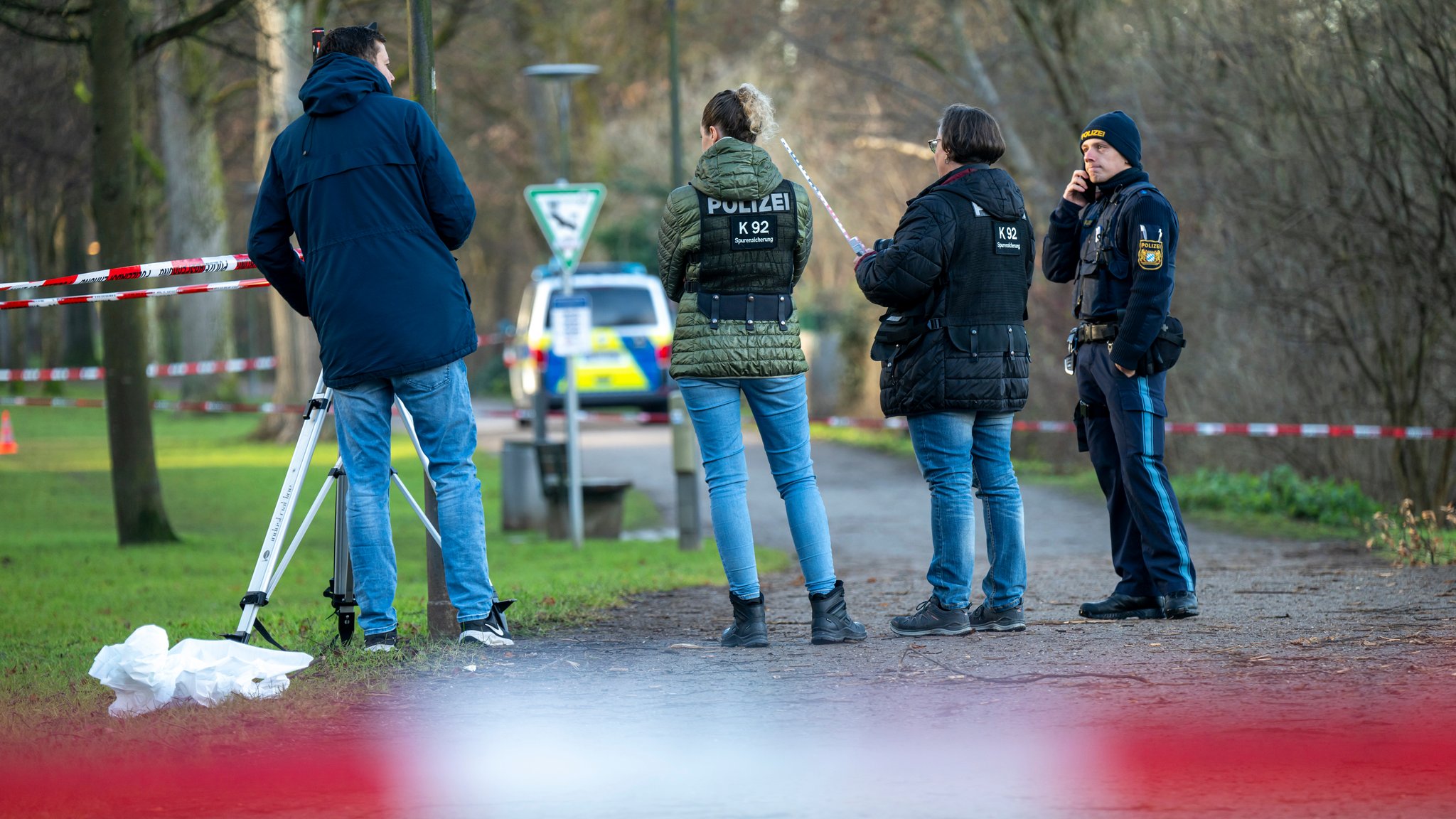 Beamte der Spurensicherung untersuchen einen Tatort im Stadtteil Giesing, in dem in den Morgenstunden eine schwer verletzte Person in unmittelbarer Nähe auf offener Straße gefunden wurde.