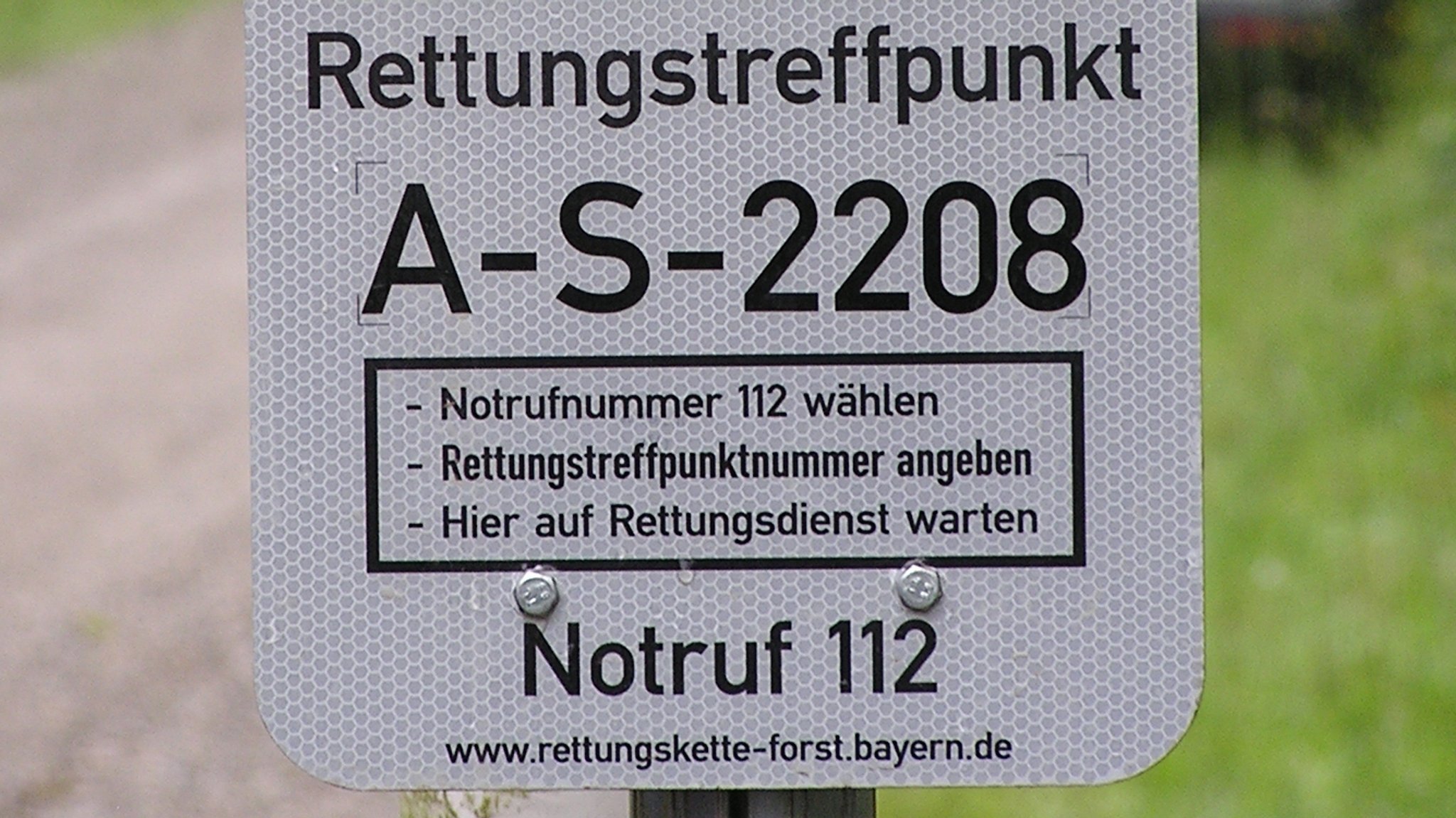 Schild: Diese Infos stehen auf einem Rettungspunkt.