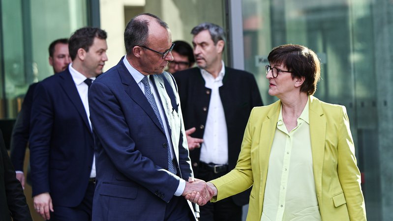 CDU-Chef Friedrich Merz (vorne l.) mit Co-SPD-Chefin Saskia Esken, dahinter Co-SPD-Chef Lars Klingbeil (SPD) (l.) und CSU-Chef Markus Söder (Archivbild) | Bild: picture alliance/dpa|Hannes P Albert CDU-Chef Friedrich Merz (vorne l.) mit Co-SPD-Chefin Saskia Esken, dahinter Co-SPD-Chef Lars Klingbeil (SPD) (l.) und CSU-Chef Markus Söder (Archivbild)