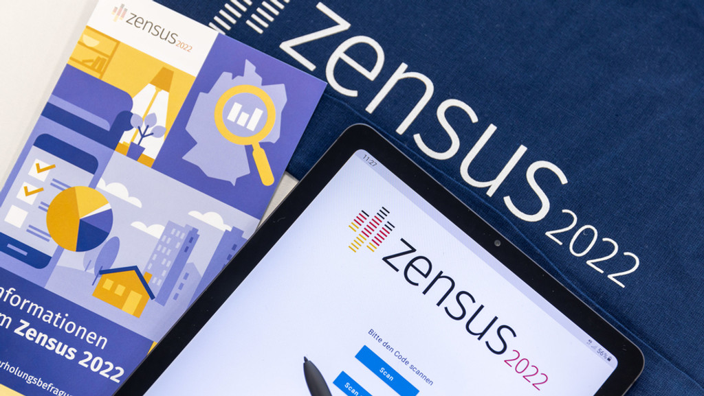 Ein Tablet zeigt die erste erste Seite der Befragung mit der Überschrift Zensus 2022