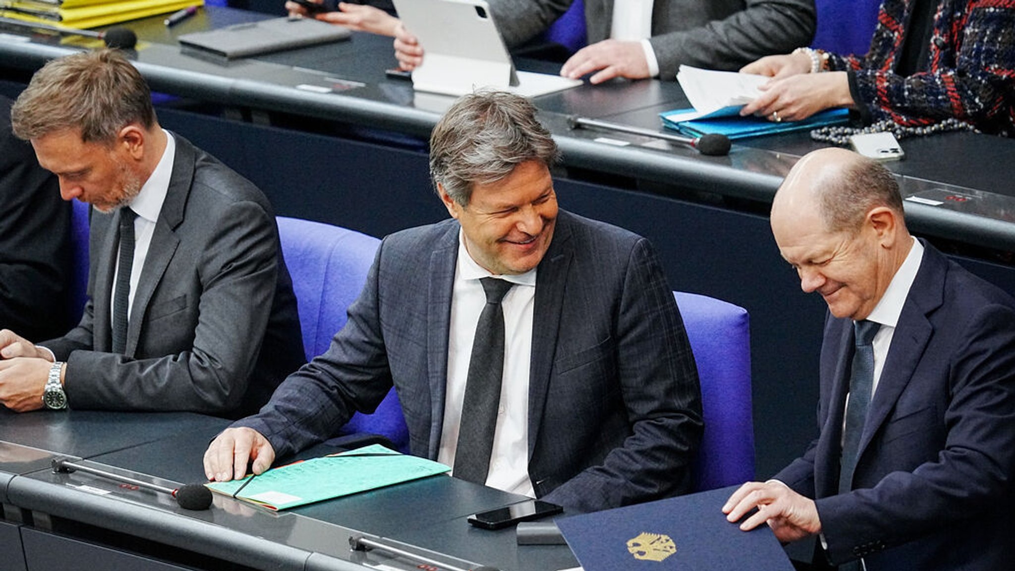 29.03.2023, Berlin: Bundeskanzler Olaf Scholz (SPD, r) nimmt im Bundestag an der Befragung der Bundesregierung neben Christian Lindner (FDP, l), Bundesminister der Finanzen, und Robert Habeck (Bündnis 90/Die Grünen, M), Bundesminister für Wirtschaft und Klimaschutz, teil. Foto: Kay Nietfeld/dpa +++ dpa-Bildfunk +++