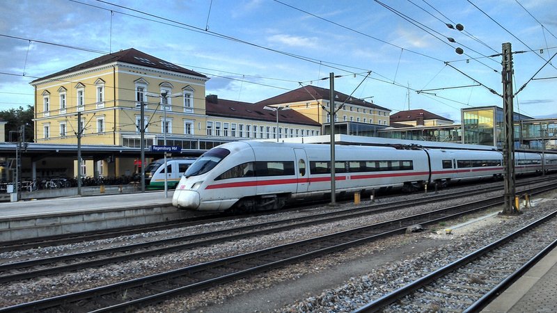 Der Regensburger Hauptbahnhof von außen. | Bild: BR/Marcel Kehrer Der Regensburger Hauptbahnhof von außen.