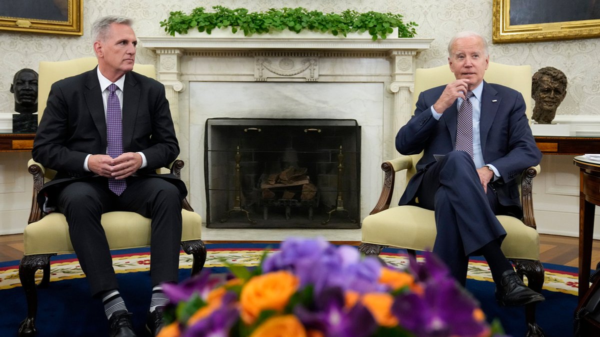 Das Treffen zwischen dem US-Präsidenten Joe Biden und dem Vorsitzenden des republikanischen Repräsentantenhauses, Kevin McCarthy, hat keine entscheidende Lösung im Konflikt über die Anhebung der Schuldenobergrenze hervorgebracht.