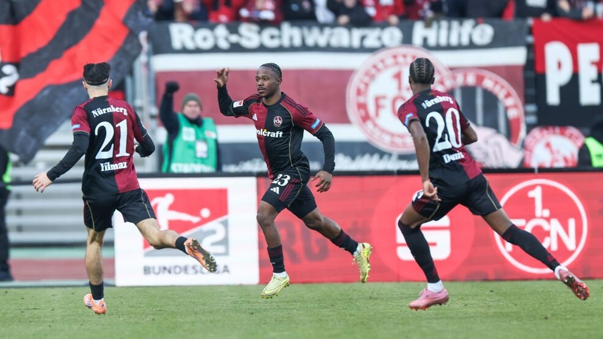 21.12.2025, Bayern, Nürnberg: Fußball: 2. Bundesliga, 1. FC Nürnberg - Hannover 96, 17. Spieltag, Max-Morlock-Stadion. Mohamed Ali Zoma vom 1.FC Nürnberg (l) jubelt mit Berkay Yilmaz (l) und Papa Demba Diop nach seinem Tor zum 2:1 für Nürnberg. Foto: Daniel Löb/dpa - WICHTIGER HINWEIS: Gemäß den Vorgaben der DFL Deutsche Fußball Liga bzw. des DFB Deutscher Fußball-Bund ist es untersagt, in dem Stadion und/oder vom Spiel angefertigte Fotoaufnahmen in Form von Sequenzbildern und/oder videoähnlichen Fotostrecken zu verwerten bzw. verwerten zu lassen. +++ dpa-Bildfunk +++