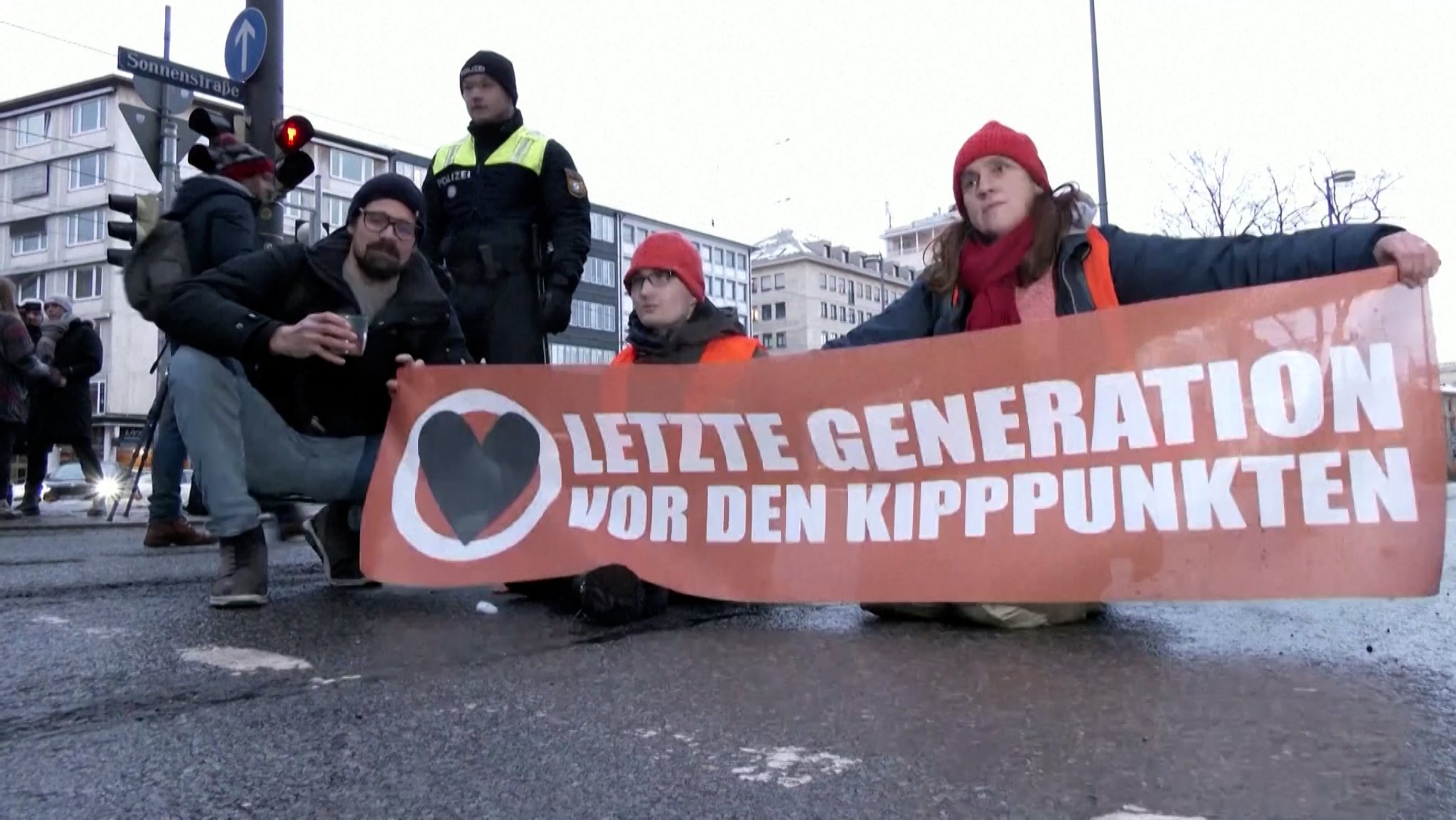 Klimaaktivisten kleben sich erneut am Stachus fest