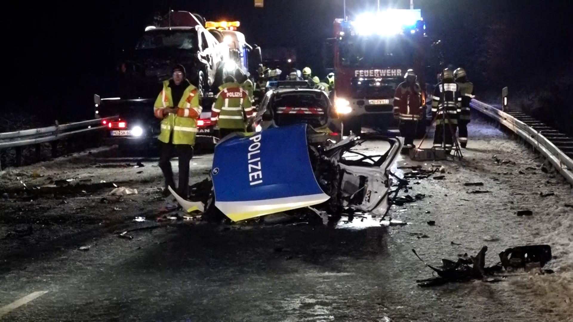 Ein zerstörter Motorblock liegt auf einer Straße.