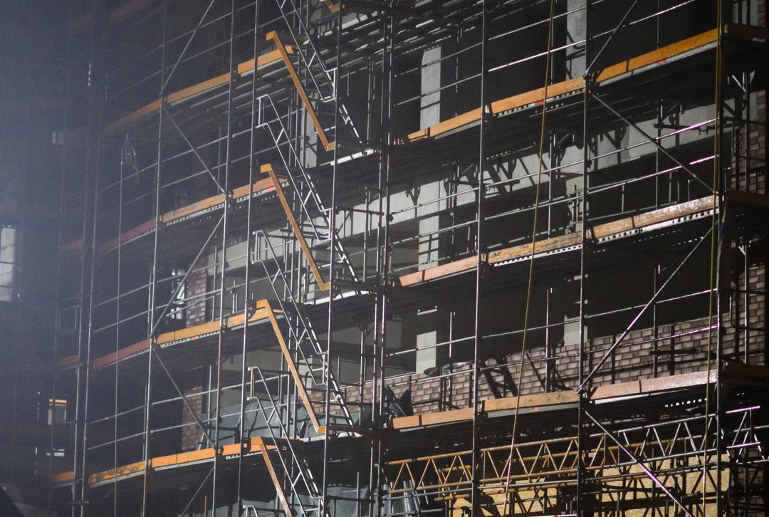 Baugerüst vor dem Neubau eines Mehrfamilienhauses