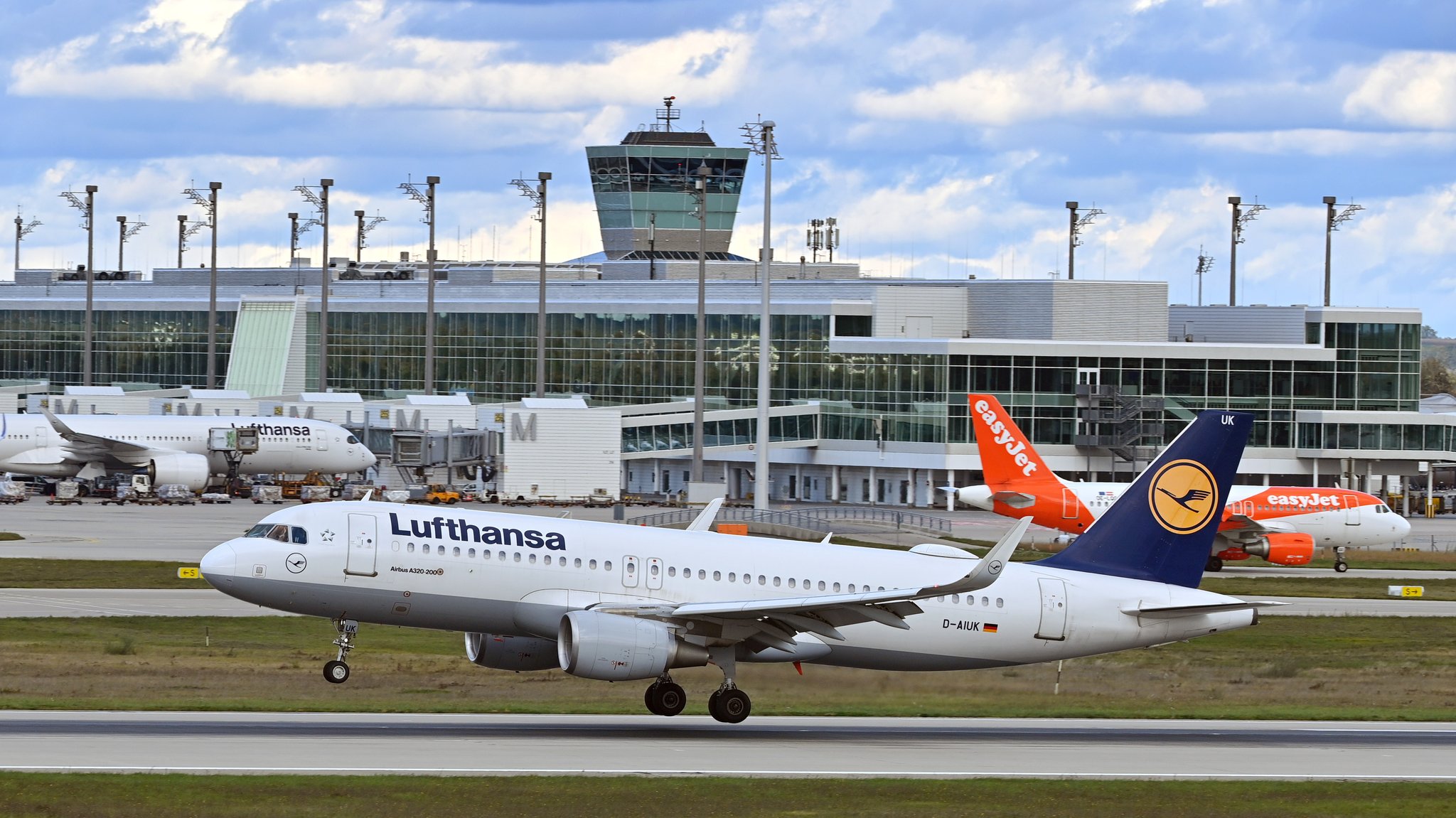 Airbus A 320 200 bei der Landung, Lufthansa Passagier Jets am Franz Josef Strauss Flughafen