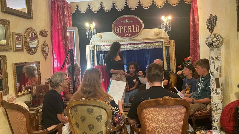 Mehrere Personen sitzen in einem Stuhlkreis und haben Textblätter in der Hand. | Bild: BR/Kristina Kreutzer Mehrere Personen sitzen in einem Stuhlkreis und haben Textblätter in der Hand.