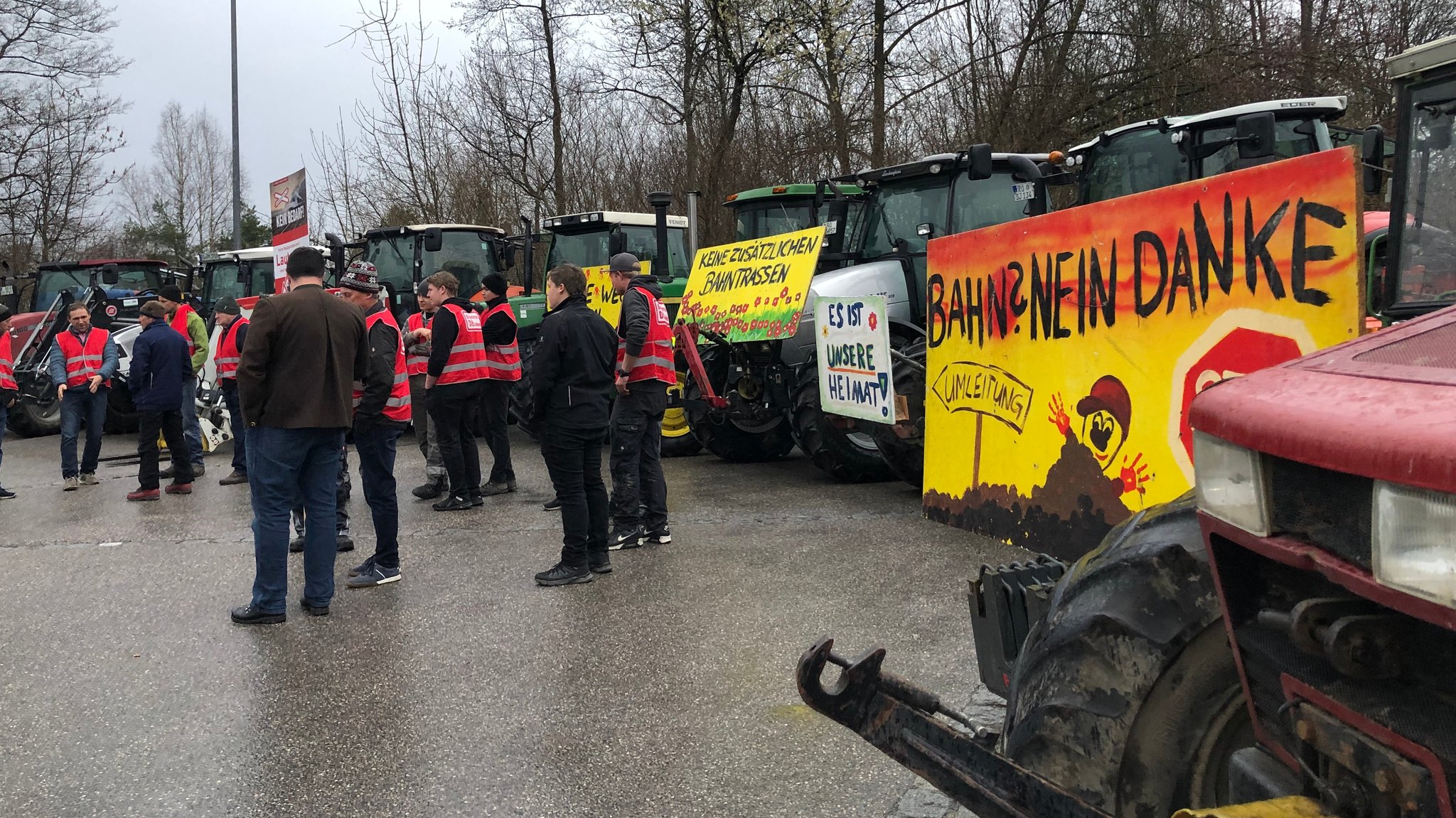 Rund 60 Bürgerinnen und Bürger protestieren vor dem Start der Live-Sendung "jetzt red i" gegen die Pläne der Bahn