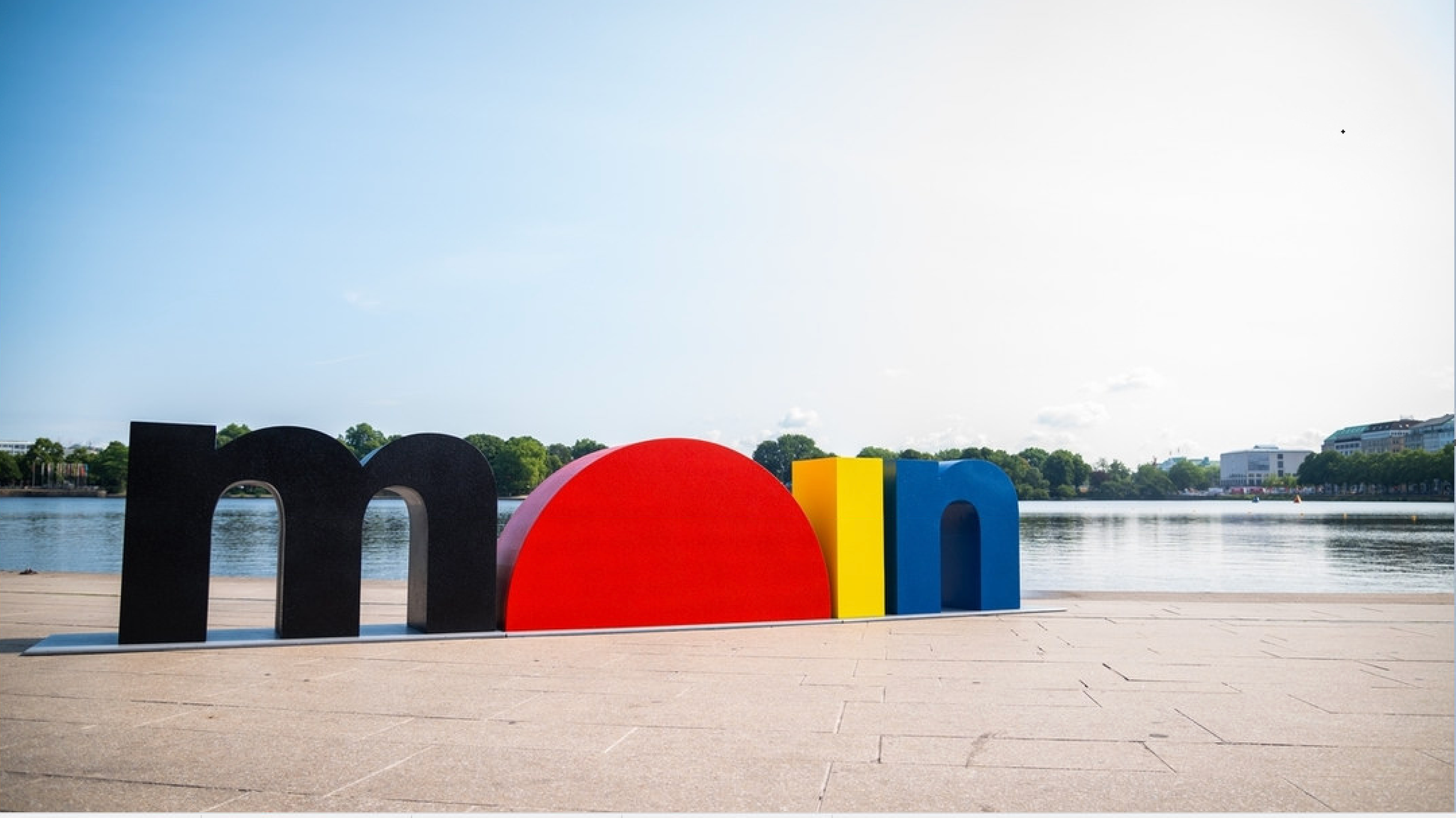 "Moin" in den Farben schwarz, rot, gold, symbolisiert die Hamburger Bundesratspräsidentschaft. Hamburg  hat den Vorsitz im Bundesrat und richtet am 2. und 3. Oktober 2023 die Feierlichkeiten zum Tag der Deutschen Einheit aus.