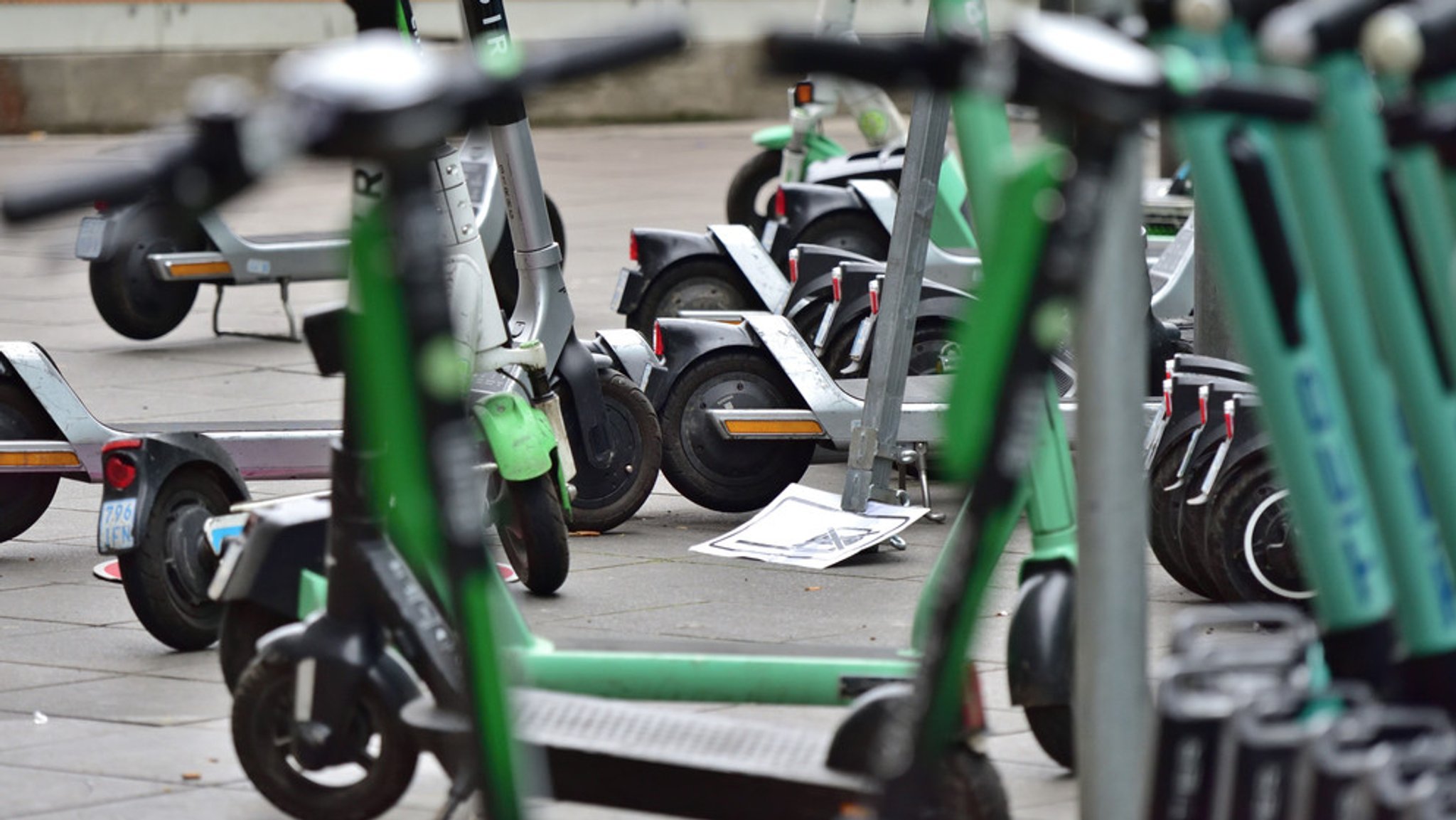 Chaotisch abgestellte E-Scooter: In vielen bayerischen Städten sind sie ein Ärgernis. 