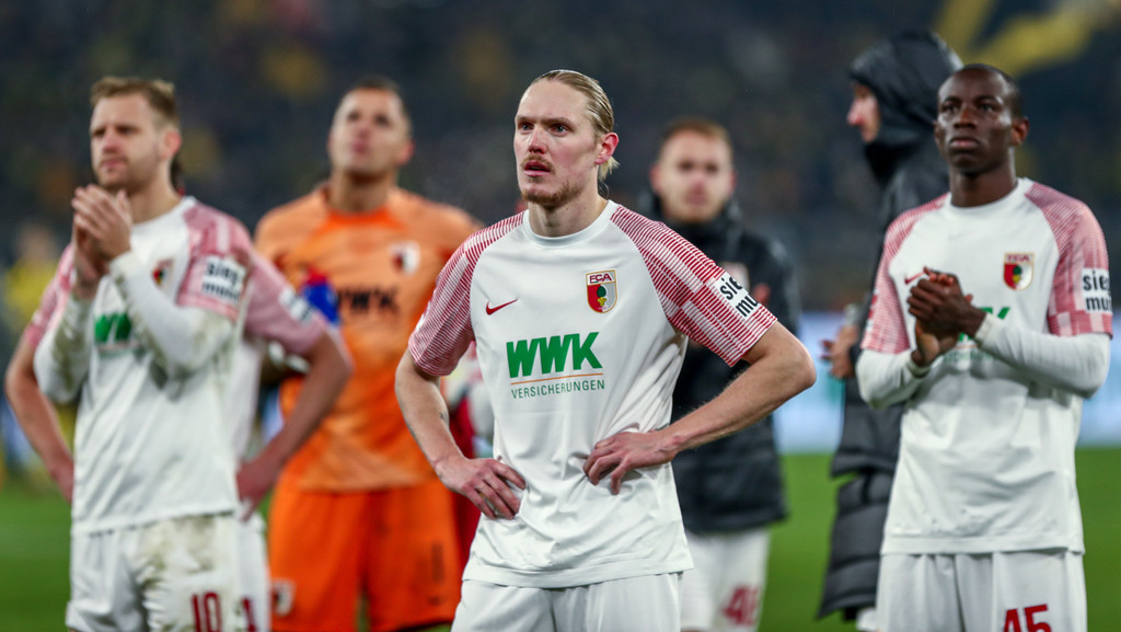 Enttäuschte Augsburg-Spieler nach der 3:4-Niederlage in Dortmund. | Bild: picture alliance / Eibner-Pressefoto Enttäuschte Augsburg-Spieler nach der 3:4-Niederlage in Dortmund.