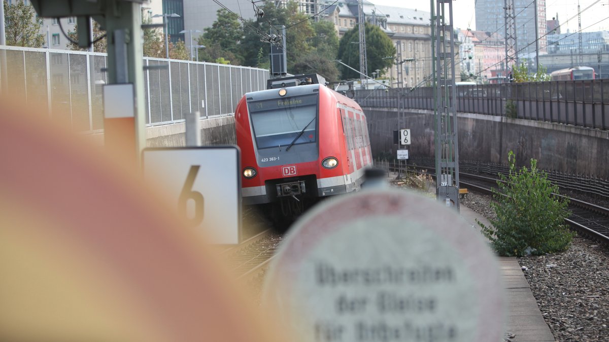 S-Bahn fährt in die Station Hackerbrücke ein (Symbolbild). 
