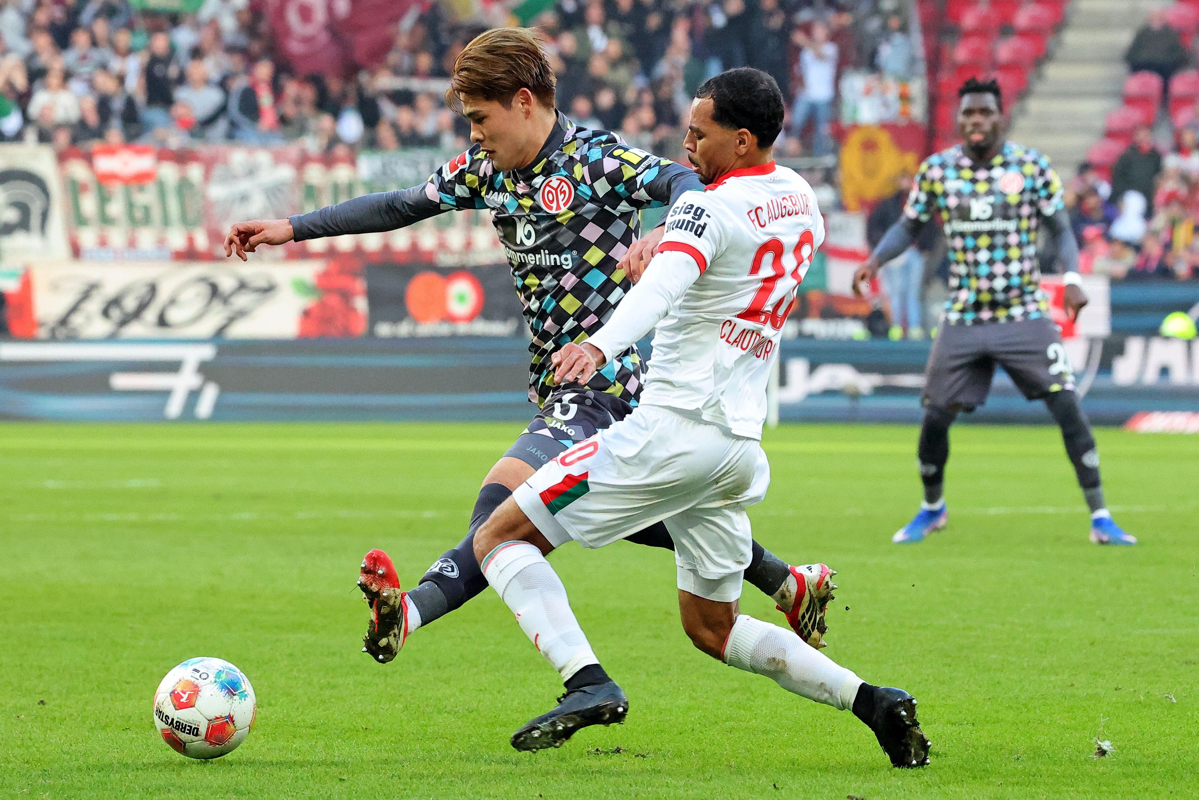 Im Zweikampf Kaishu Sano (Mainz) gegen Alexis Claude-Maurice (FCA).