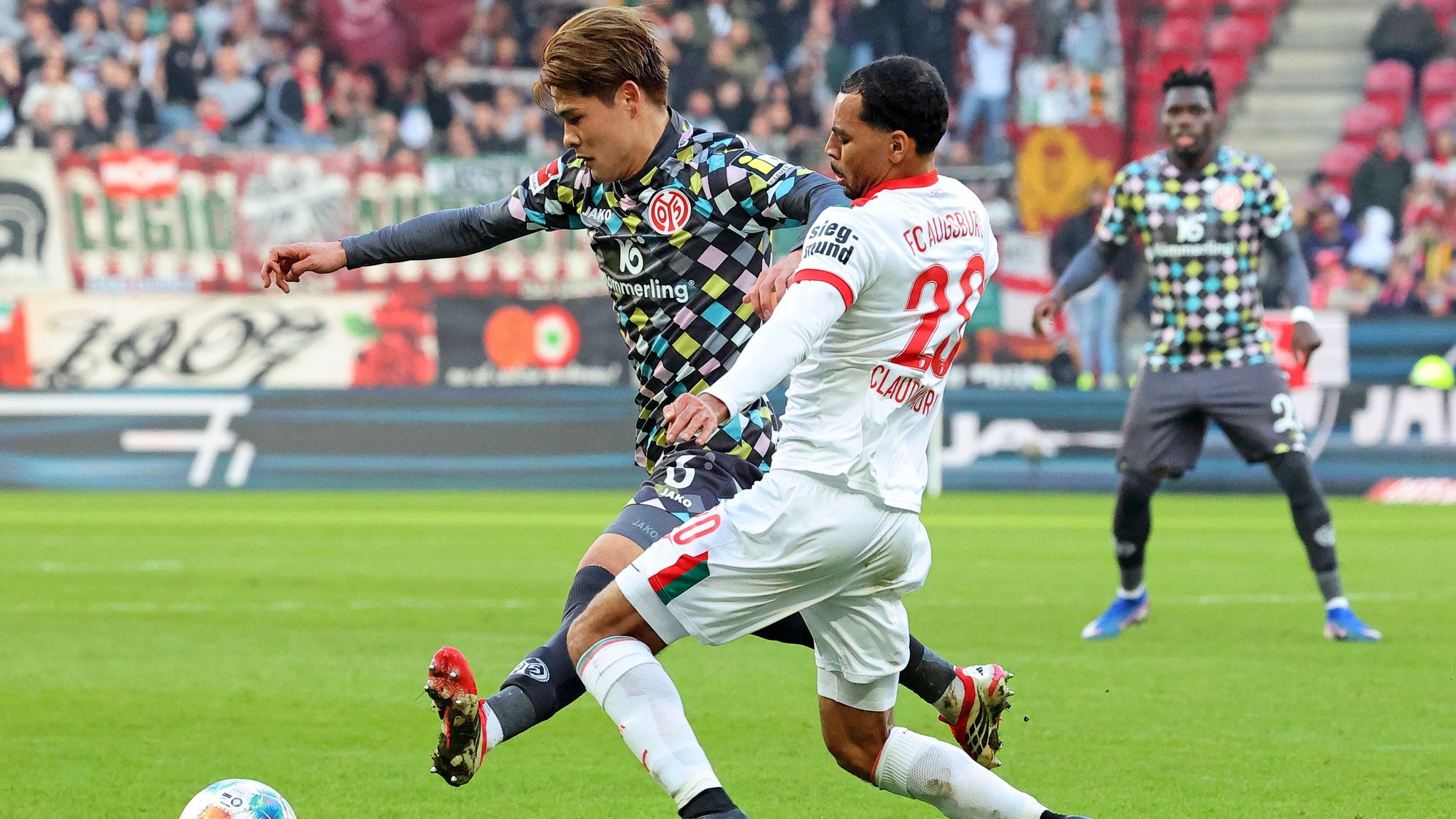 Im Zweikampf Kaishu Sano (Mainz) gegen Alexis Claude-Maurice (FCA).