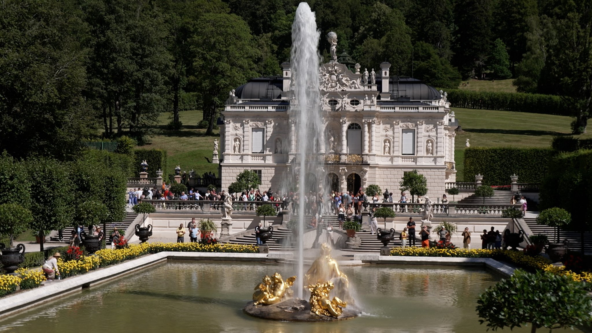 Die Wasserfontäne war zur Zeit von König-Ludwig II. die größte seiner Art. Das Besondere der Druck entsteht allein durch Gefälle. | Bild: Patrick Kiefer Die Wasserfontäne war zur Zeit von König-Ludwig II. die größte seiner Art. Das Besondere der Druck entsteht allein durch Gefälle.