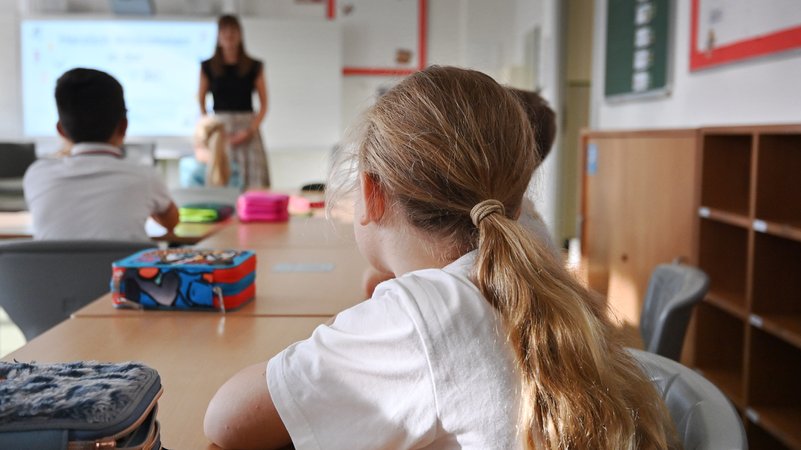 Archivbild: Schulunterricht an einer Grundschule in Bayern | Bild: picture alliance / SvenSimon | Frank Hoermann/SVEN SIMON Archivbild: Schulunterricht an einer Grundschule in Bayern