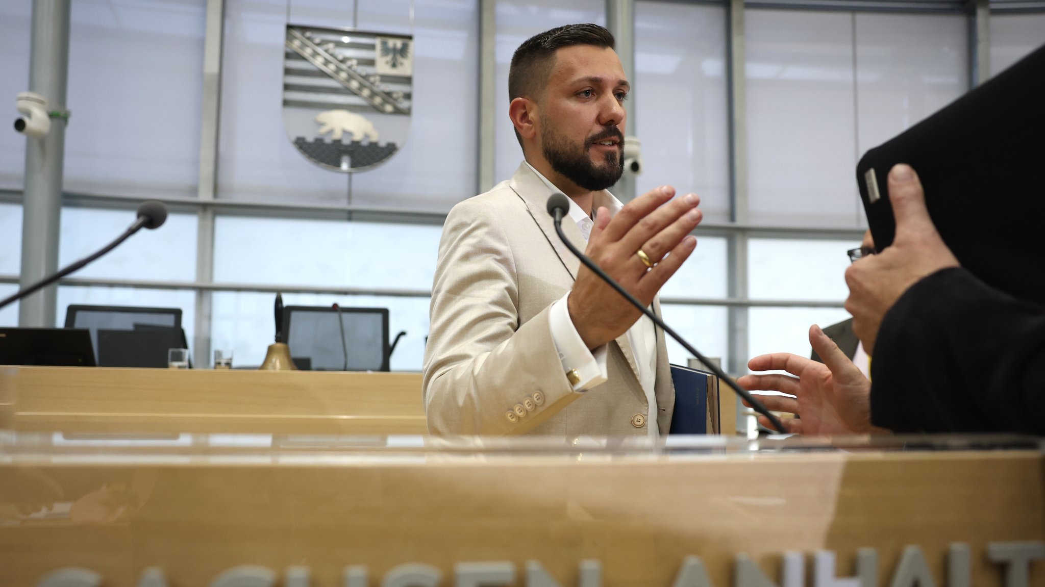 Magdeburg, 6.10.26: Der neu gewählte Landtagspräsident Tobias Rausch (AfD) sitzt nach seiner Wahl auf dem Podium im Landtag von Sachsen-Anhalt. | Bild: pa/dpa/Jan Woitas Magdeburg, 6.10.26: Der neu gewählte Landtagspräsident Tobias Rausch (AfD) sitzt nach seiner Wahl auf dem Podium im Landtag von Sachsen-Anhalt.