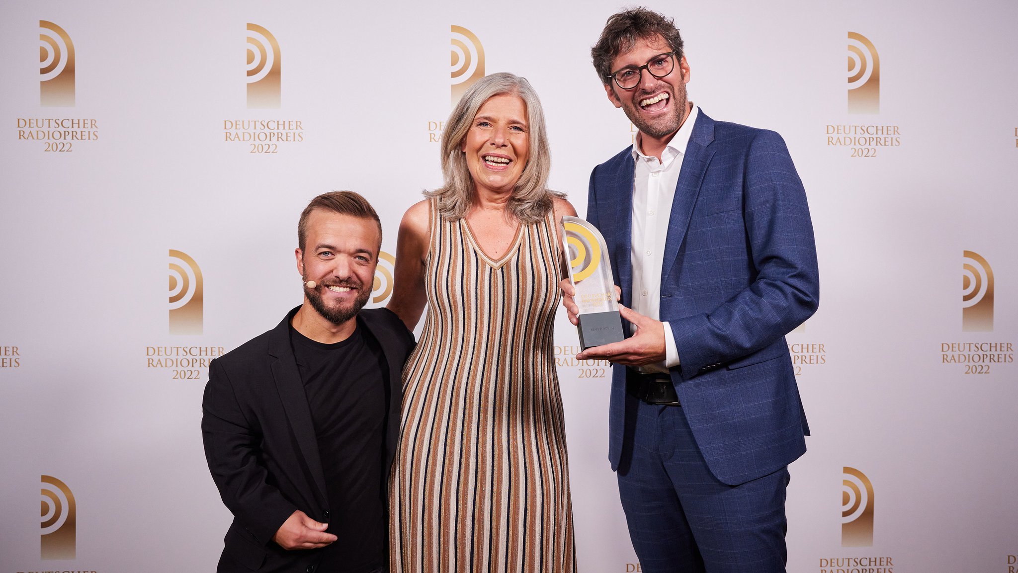 Laudator Mathias Mester überreichte die Auszeichnung an Beate Sampson und Ulrich Habersetzer von BR-KLASSIK.