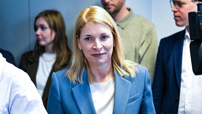 Evelyn Palla, Vorstandsvorsitzende der DB InfraGO AG, kommt zu einer Pressekonferenz im Anschluss an eine Sondersitzung des Ausschusses für Wohnen, Bau und Verkehr zu den Herausforderungen und Perspektiven der Zukunft des Bahnverkehrs in Bayern. | Bild: picture alliance/dpa | Malin Wunderlich Evelyn Palla, Vorstandsvorsitzende der DB InfraGO AG, kommt zu einer Pressekonferenz im Anschluss an eine Sondersitzung des Ausschusses für Wohnen, Bau und Verkehr zu den Herausforderungen und Perspektiven der Zukunft des Bahnverkehrs in Bayern.