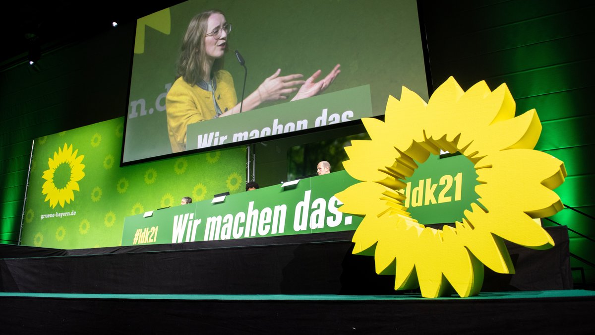 Die Landesvorsitzende der Grünen, Eva Lettenbauer, spricht bei der Landesdelegiertenkonferenz der bayerischen Grünen in Augsburg