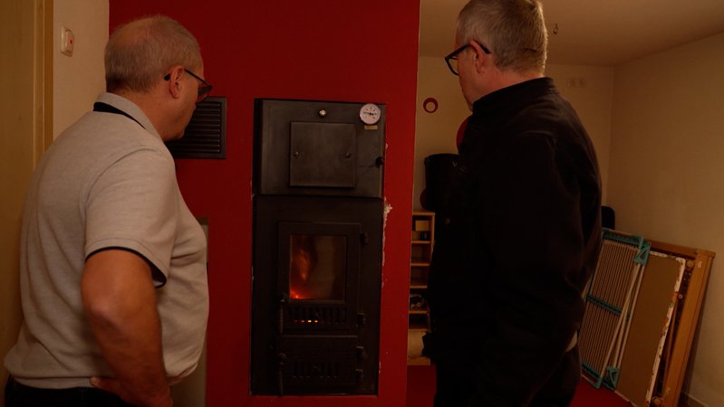 In Bayern heizen laut Umweltministerium über 2 Millionen Haushalte mit Holz. Ab dem 1. Januar gelten neue Grenzwerte für Holzöfen. | Bild: BR In Bayern heizen laut Umweltministerium über 2 Millionen Haushalte mit Holz. Ab dem 1. Januar gelten neue Grenzwerte für Holzöfen.