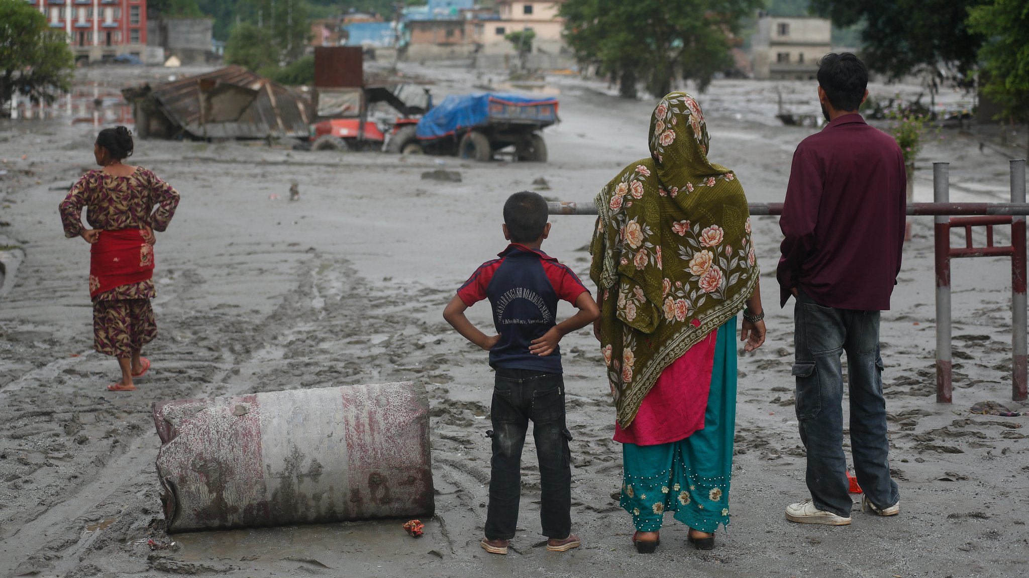 27.08.2026: Menschen stehen vor der zerstörten Region in Nuwakot in Nepal | Bild: picture alliance / NurPhoto | Sanjit Pariyar 27.08.2026: Menschen stehen vor der zerstörten Region in Nuwakot in Nepal