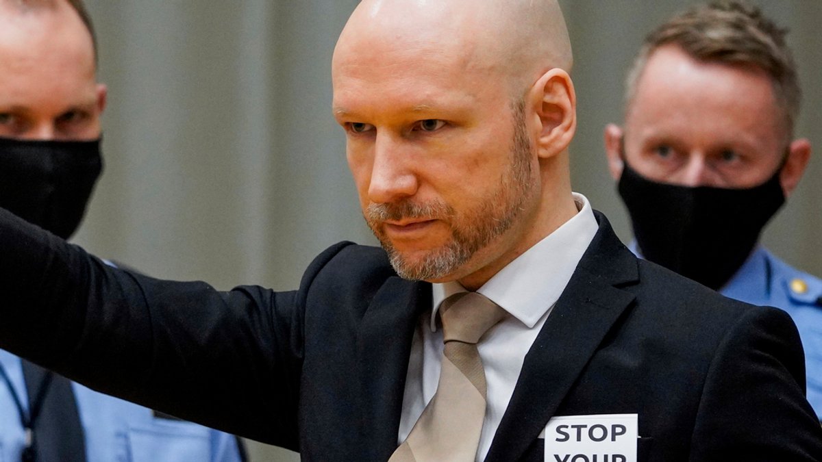 Der wegen Terrorismus verurteilte Anders Behring Breivik trifft in Norwegen am ersten Prozesstag im provisorischen Gerichtssaal des Gefängnisses von Skien ein, wo sein Antrag auf vorzeitige Haftentlassung vor dem Bezirksgericht Telemark verhandelt wird. 