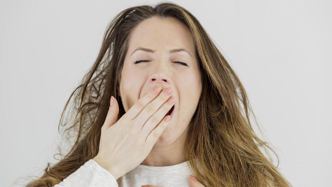 Eine Frau gähnt.