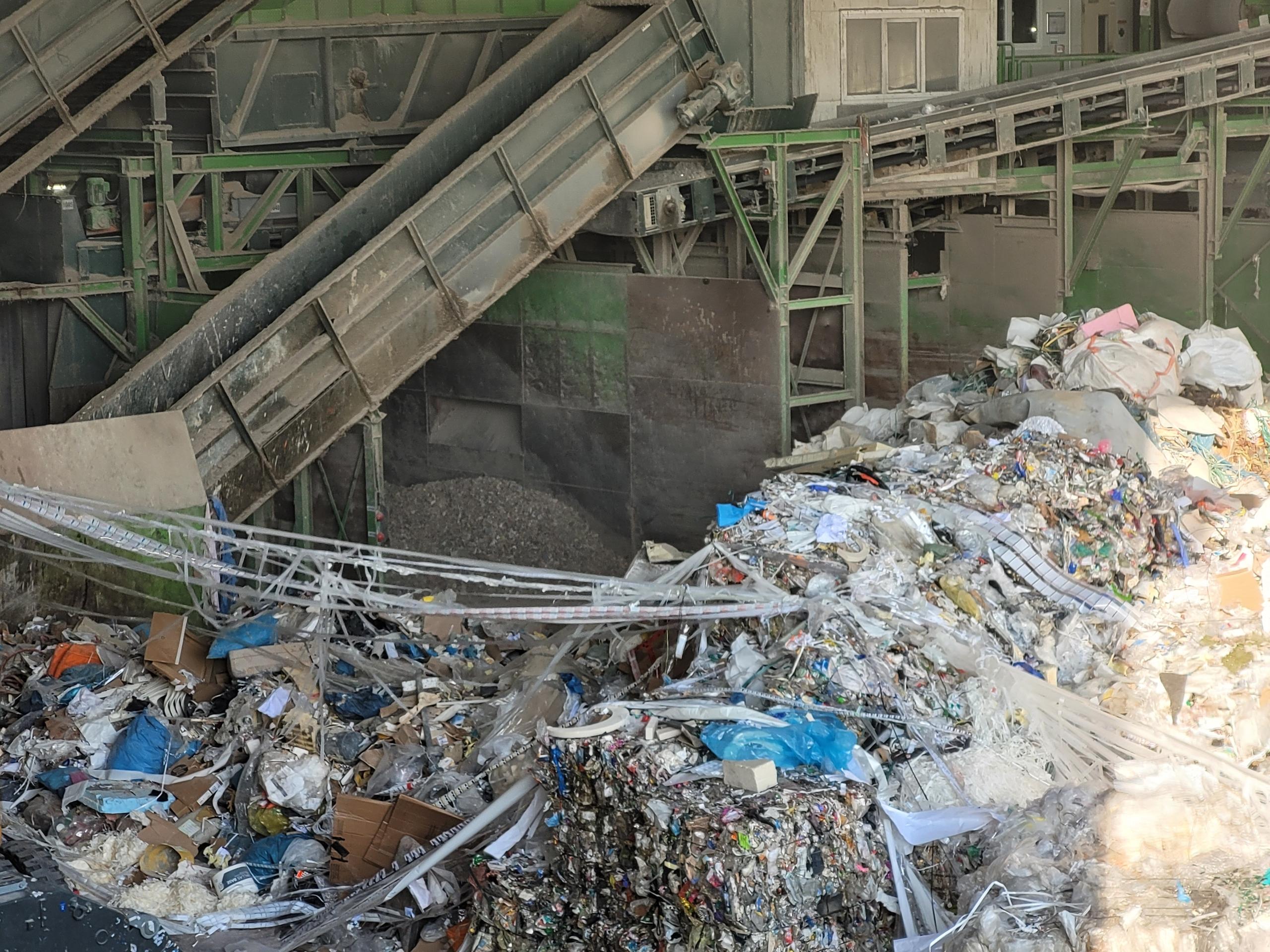 06.10.2023, München - In der Sortieranlage und den Hallen des Firmengeländes von Breitsamer Entsorgung und Recycling. Sicherheitsexperte Karim Djelassi zeigt dem Bayerischen Rundfunk die Anlage.