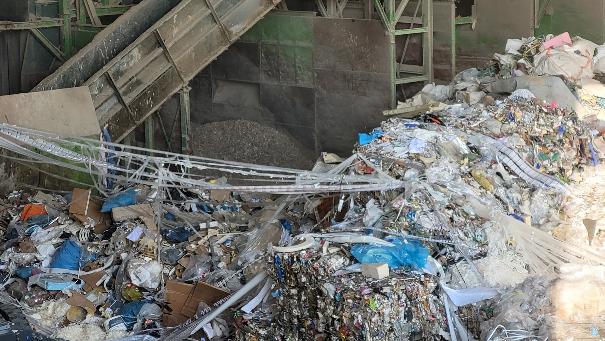 06.10.2023, München - In der Sortieranlage und den Hallen des Firmengeländes von Breitsamer Entsorgung und Recycling. Sicherheitsexperte Karim Djelassi zeigt dem Bayerischen Rundfunk die Anlage.