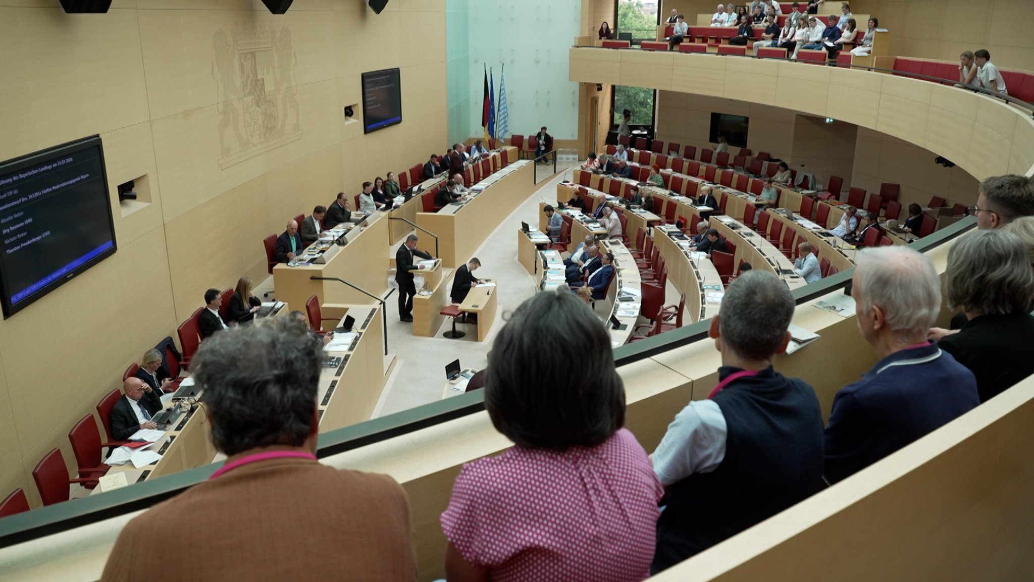 Das Modernisierungsgesetz, das die Staatsregierung heute in den Landtag eingebracht hat, soll Behörden künftig erlauben, Entscheidungen von Künstlicher Intelligenz treffen zu lassen.