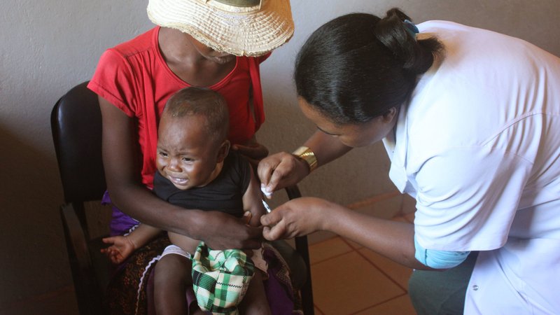 Ein Kind wird in einem Gesundheitszentrum im Süden Madagaskars gegen Masern geimpft