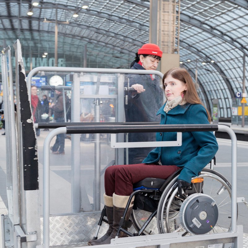 Mobilität: Wie barrierefrei sind Bahn, Bus und Bordsteine? - Die Neue Norm | BR Podcast
