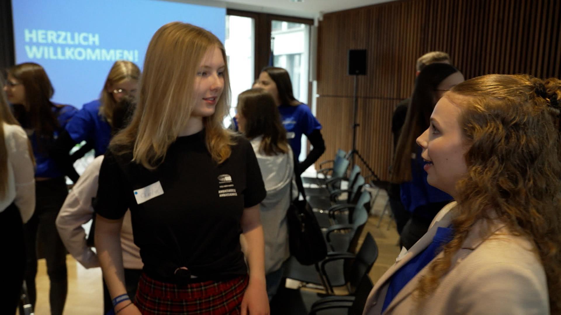 Jugendliche aus ganz Deutschland sollen als Junior-Europabotschafter Mitschüler und Freunde dazu bringen, bei der Euroawahl ihr Stimme abzugeben.