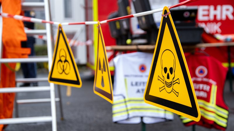 Bayern, Würzburg: Bei einer Anti-Terror-Übung hängen die Warnzeichen vor Biogefährdung, Radioaktivität und giftigen Stoffen vor einem Feuerwehrfahrzeug. | Bild: dpa-Bildfunk/Pia Bayer Bayern, Würzburg: Bei einer Anti-Terror-Übung hängen die Warnzeichen vor Biogefährdung, Radioaktivität und giftigen Stoffen vor einem Feuerwehrfahrzeug.