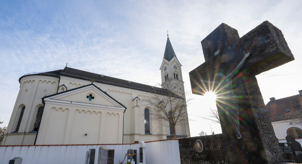 Hier wird der Gedenkstein einmal stehen: Vor der Kirche in Garching. Auch hier hat Pfarrer Peter H. schweren sexuellen Missbrauch begangen.